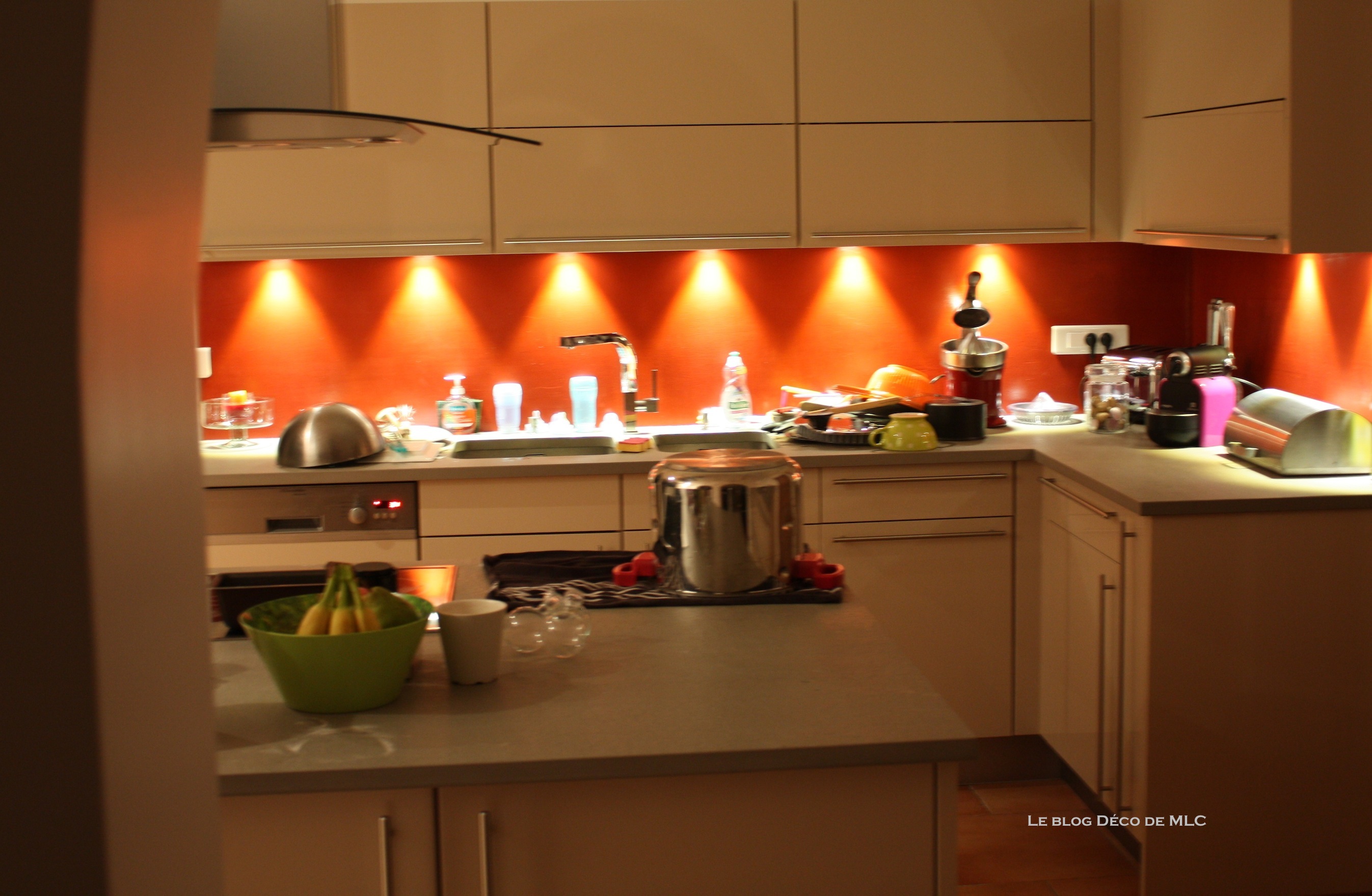 Cuisine meubles beige sur fond rouge cuisine couleur darty le ...