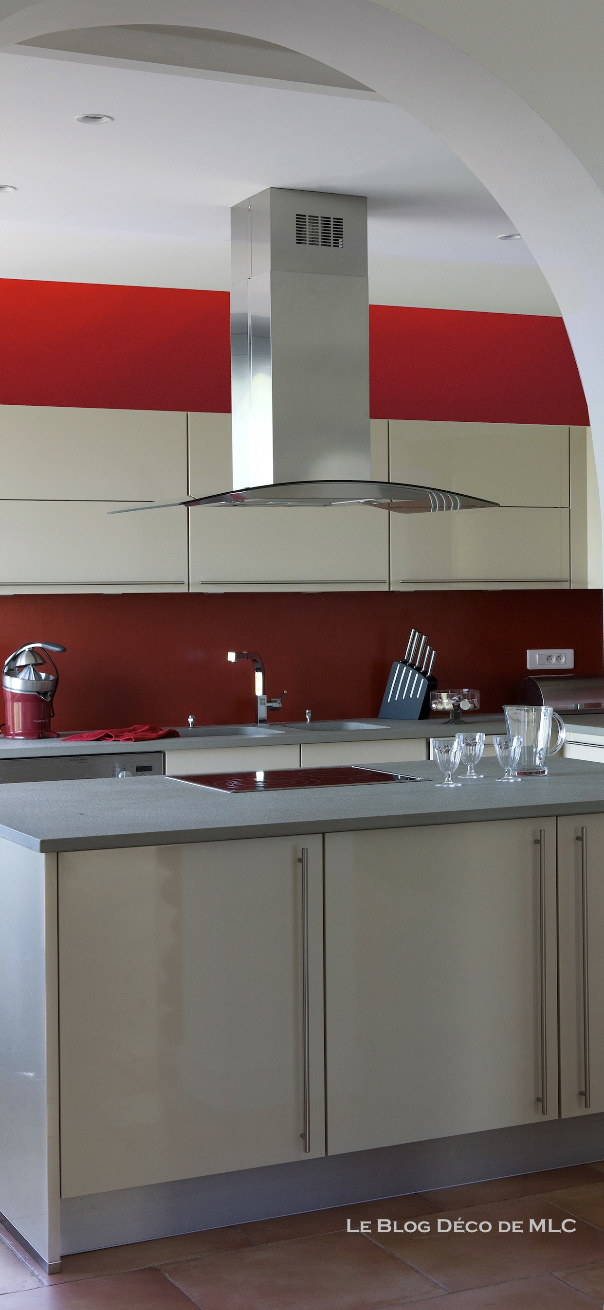 Cuisine meubles beige sur fond rouge cuisine couleur darty le ...