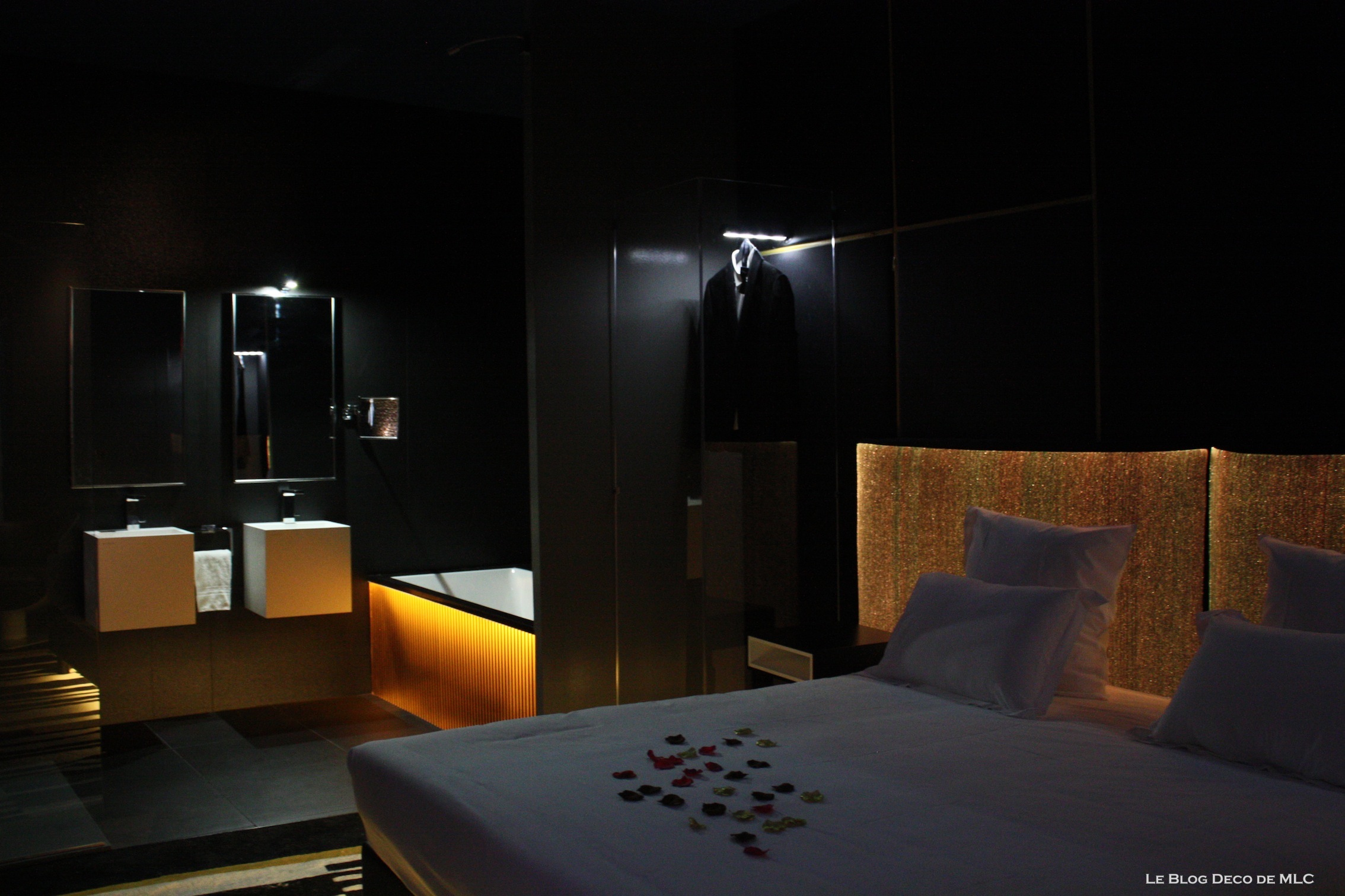 Chambre Avec Salle De Bain Et Toilette : … Avec la salle de bain noire attenante et entre des rangements tout en Chambre Avec Salle De Bain Et Toilette : … Avec la salle de bain noire attenante et entre des rangements tout en