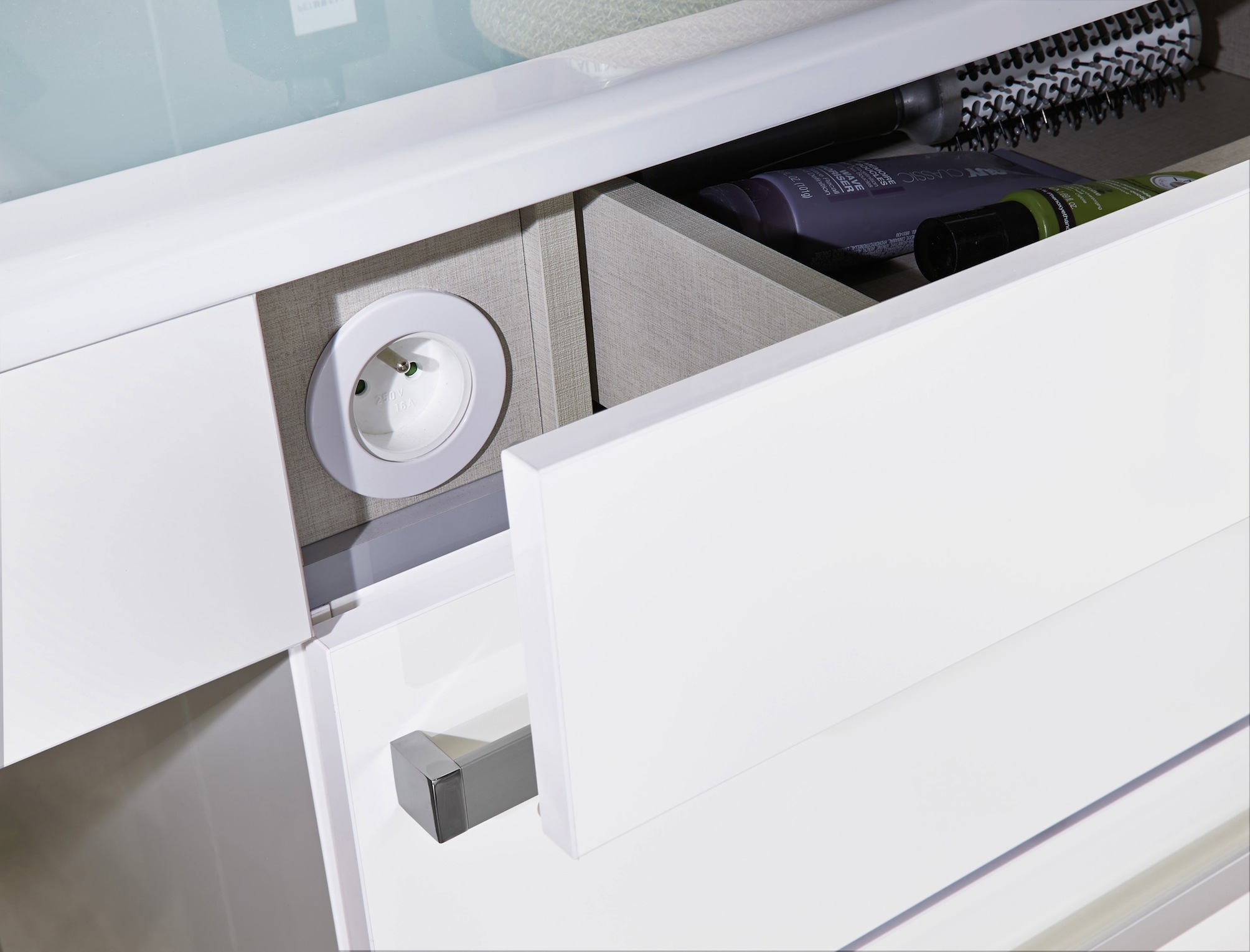 armoire salle de bain prise