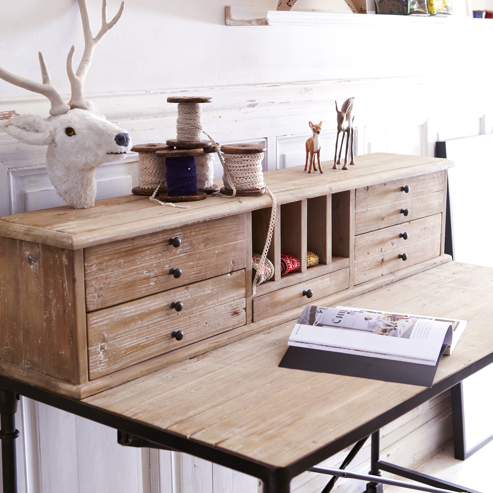 Les meubles en bois brut dans la déco