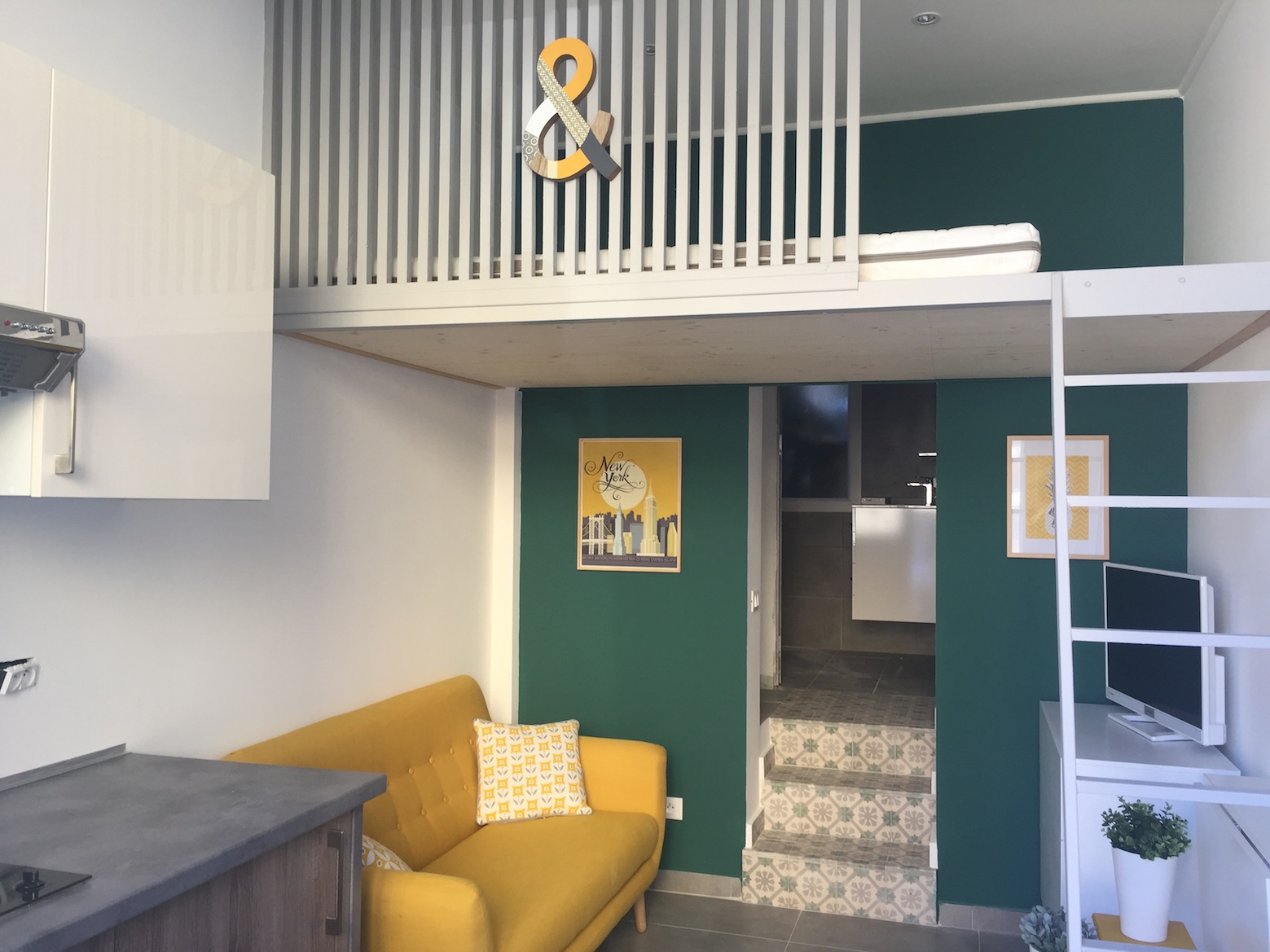 Un joli studio déco couleurs, matériaux, mezzanine