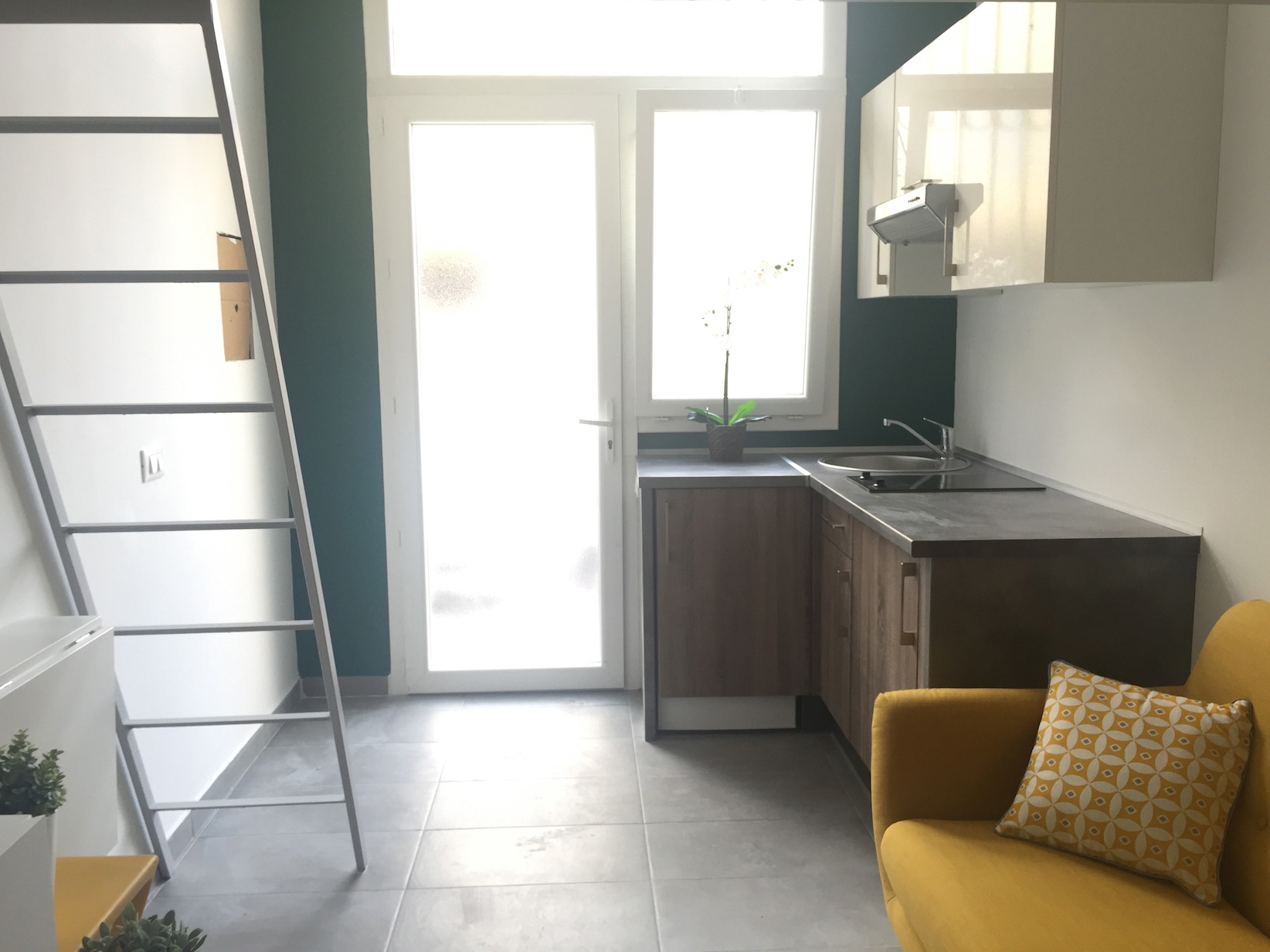 Un joli studio déco couleurs, matériaux, mezzanine
