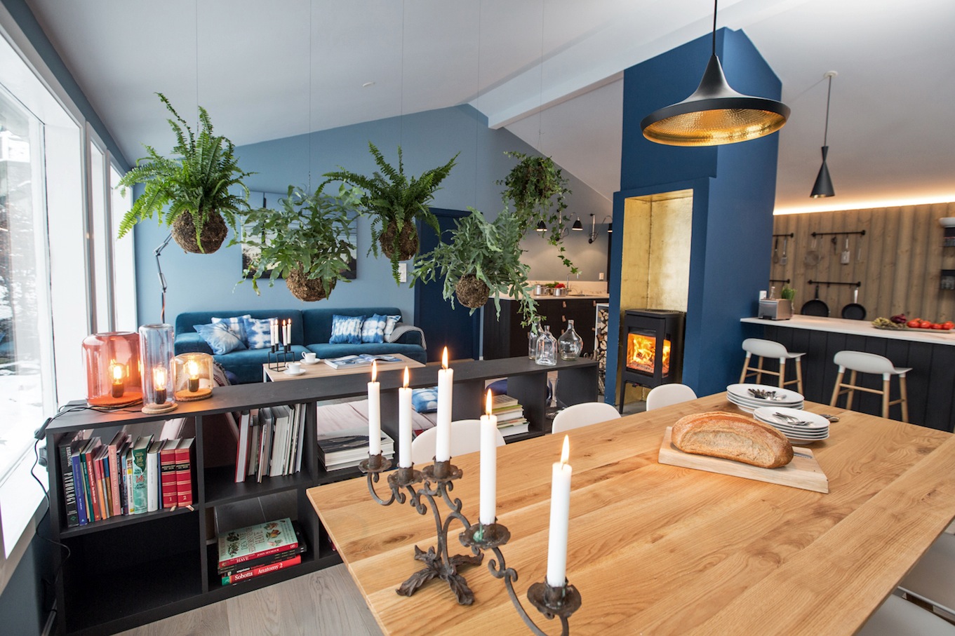 Intérieur scandinave bleu cuisine noire et lambris bois moderne