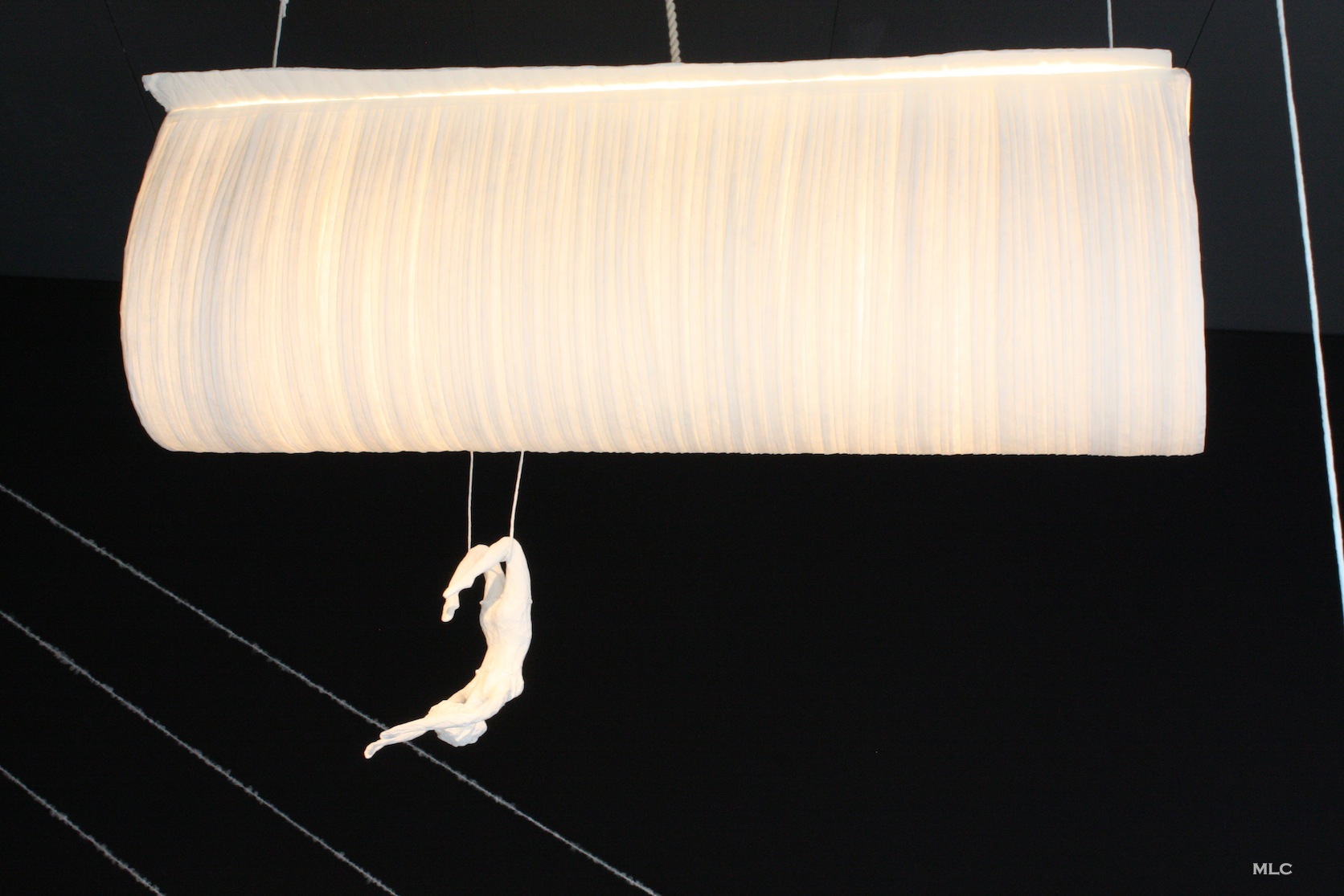 Luminaire Suspension Acrobate Le Blog Déco De Mlc Suspension Blanche Poetique