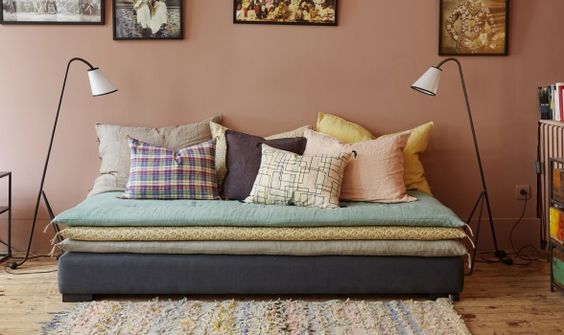 Empiler des matelas déco pour un canapé d appoint Le