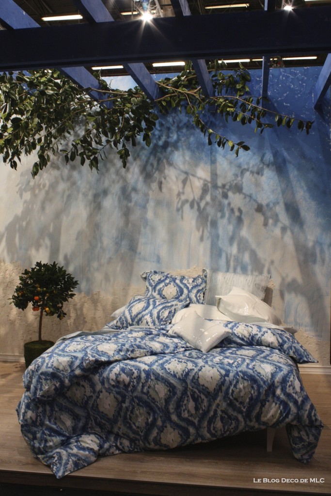 10-chambres-déco-colorées-pour-sinspirer-bleue-Hamam-fauteuil