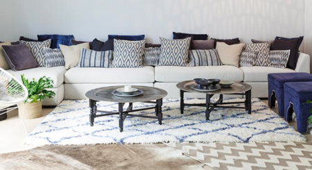 Mix-and-match-déco-urbaine-et-exotisme-oriental-coussins-canapé-salon