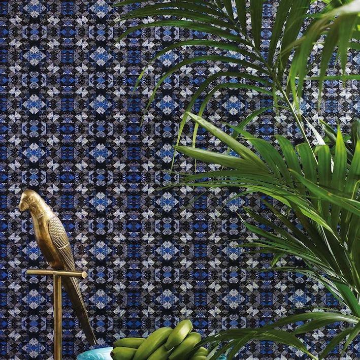 Mix-and-match-déco-urbaine-et-exotisme-oriental-papier-peint-mustique-matthew-williamson
