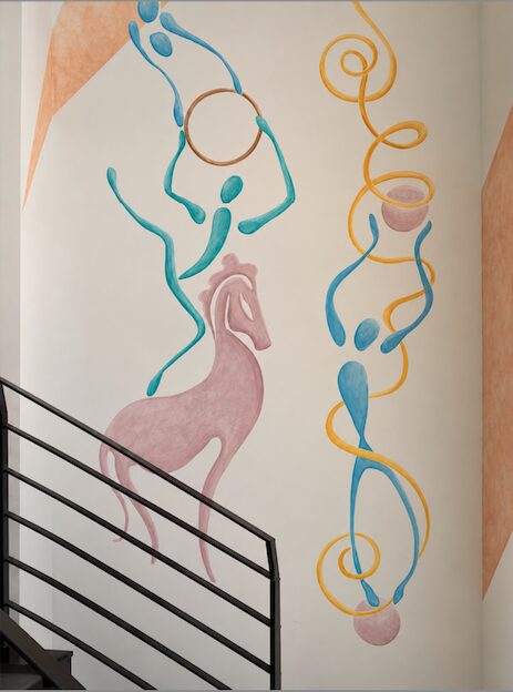 Décor mural à l’aquarelle de Vincent Darré accompagnant l’escalier de l’Hôtel Le Magnifique